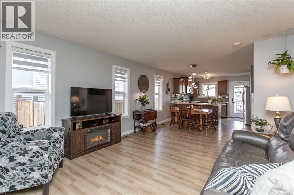 179 Long Close, Red Deer, Alberta  T4R 0J6 - Photo 3 - A2305617