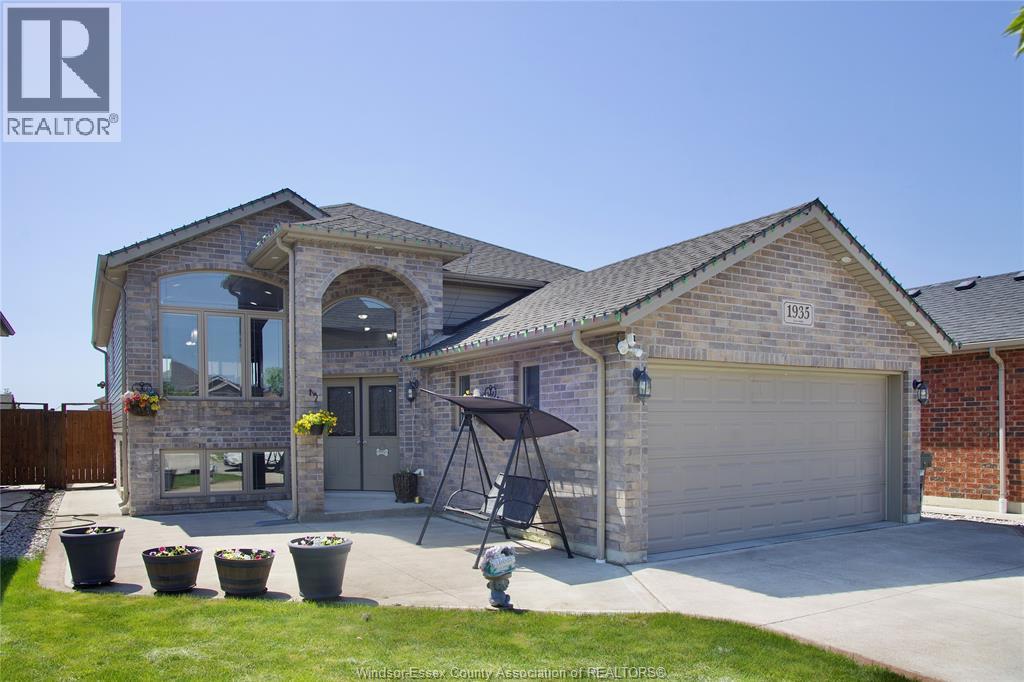 1935 Manitoba, Windsor, Ontario  N9B 3H8 - Photo 2 - 26005917