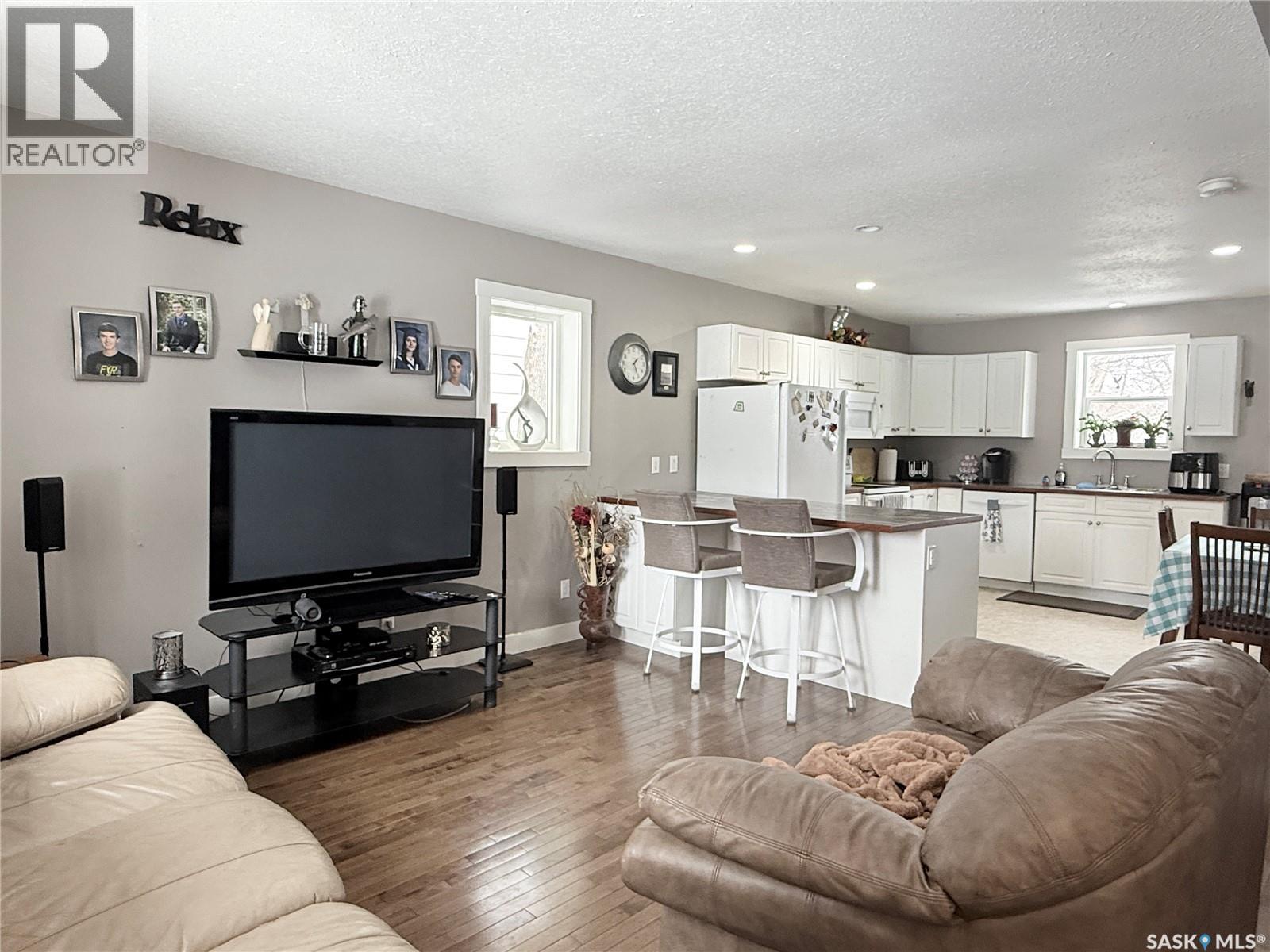 326 5th Avenue W, Melville, Saskatchewan  S0A 2P0 - Photo 2 - SK032353