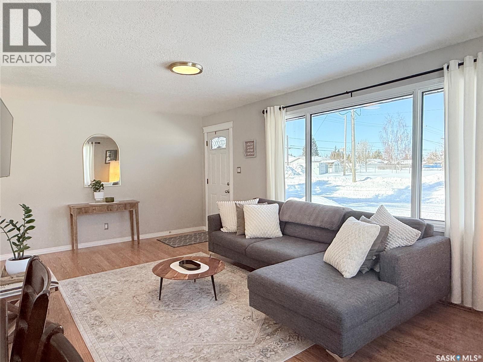 375 9th Avenue W, Melville, Saskatchewan  S0A 2P0 - Photo 2 - SK030404