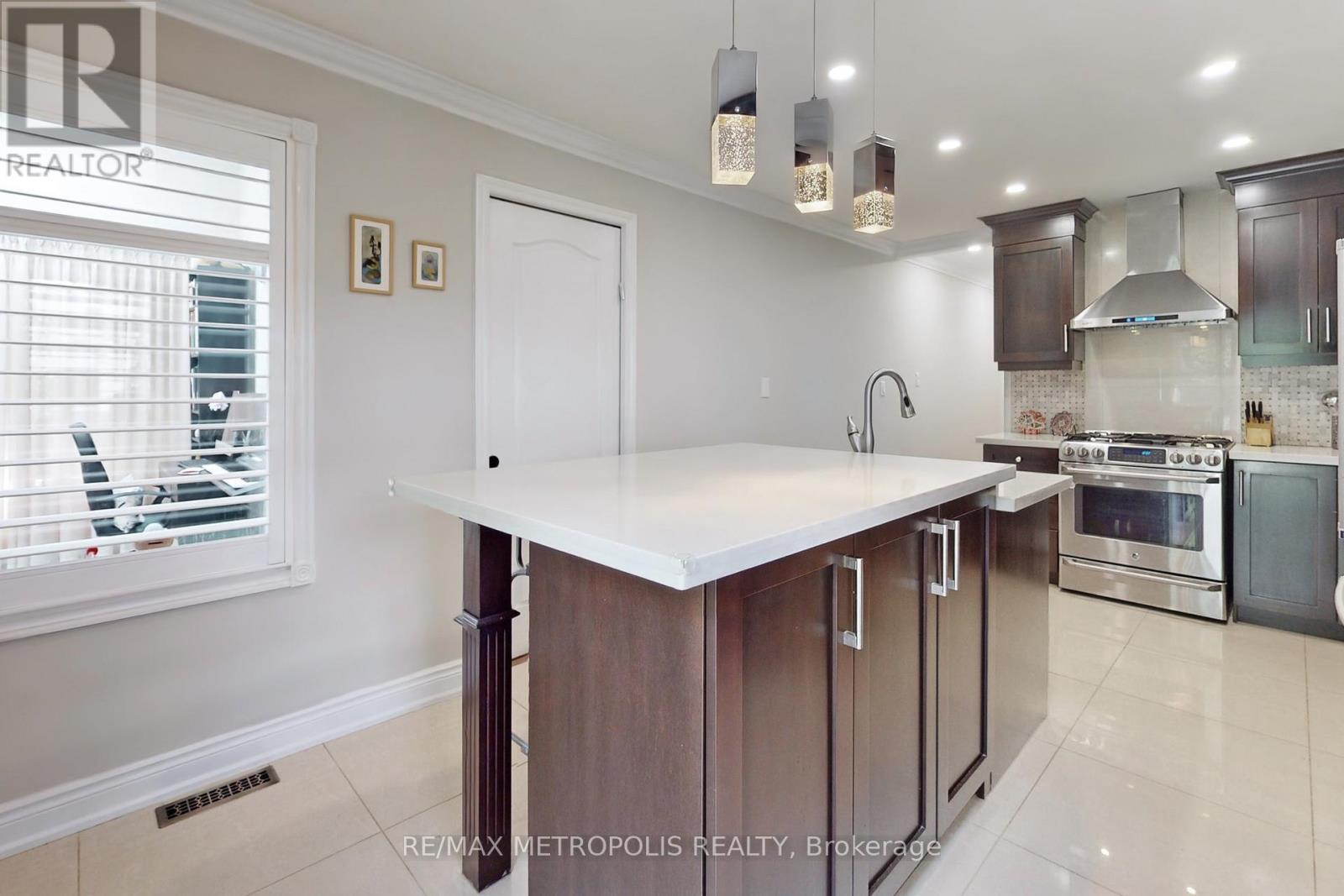 64 Mandel Crescent, Richmond Hill, Ontario  L4C 9Z7 - Photo 14 - N13068770