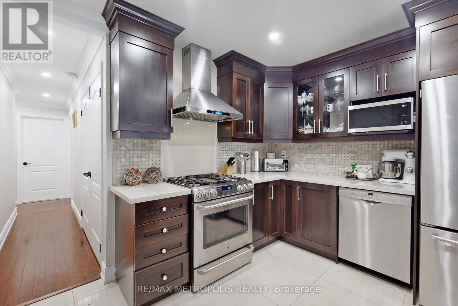 64 Mandel Crescent, Richmond Hill, Ontario  L4C 9Z7 - Photo 16 - N13068770