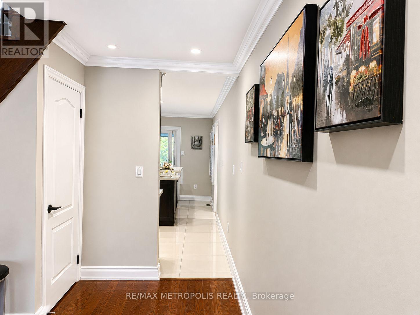 64 Mandel Crescent, Richmond Hill, Ontario  L4C 9Z7 - Photo 4 - N13068770