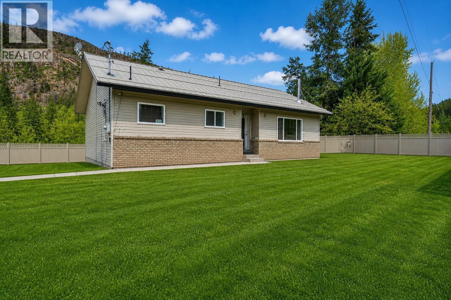 523 Grand Oro Road, Kaleden, British Columbia  V0H 1K0 - Photo 4 - 10385721