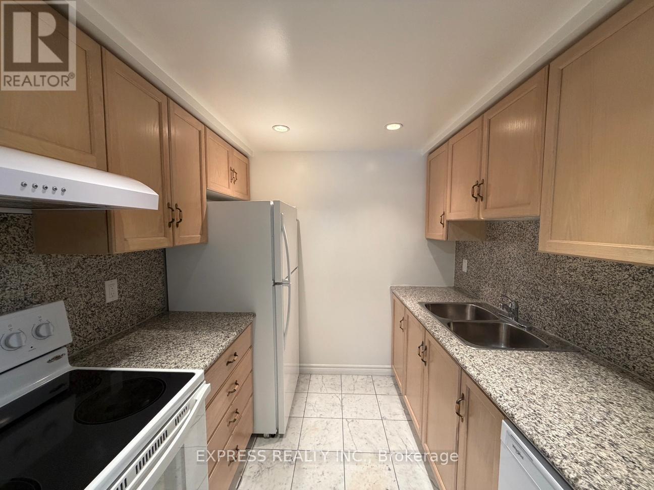 901 - 168 Simcoe Street, Toronto, Ontario  M5H 4C9 - Photo 2 - C13070904