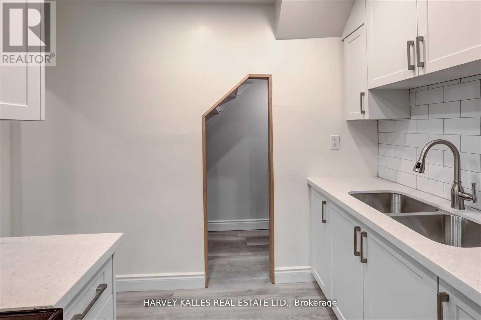 B - 901 Millwood Road, Toronto, Ontario  M4G 1X2 - Photo 9 - C13070976