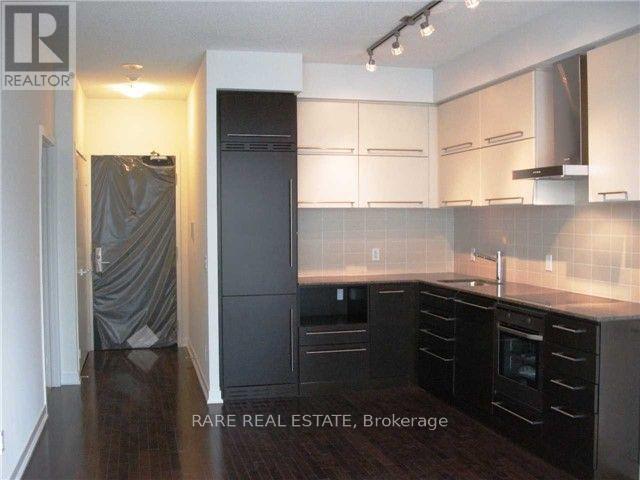 1411 - 770 Bay Street, Toronto, Ontario  M5G 1N6 - Photo 4 - C13071110
