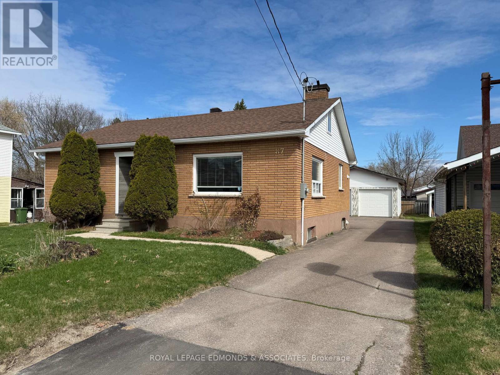87 Dickson Street, Pembroke, Ontario  K8A 2W8 - Photo 2 - X12934140