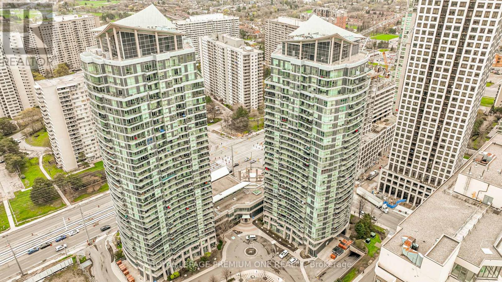 303 - 33 Elm Drive, Mississauga, Ontario  L5B 4M2 - Photo 1 - W13071062