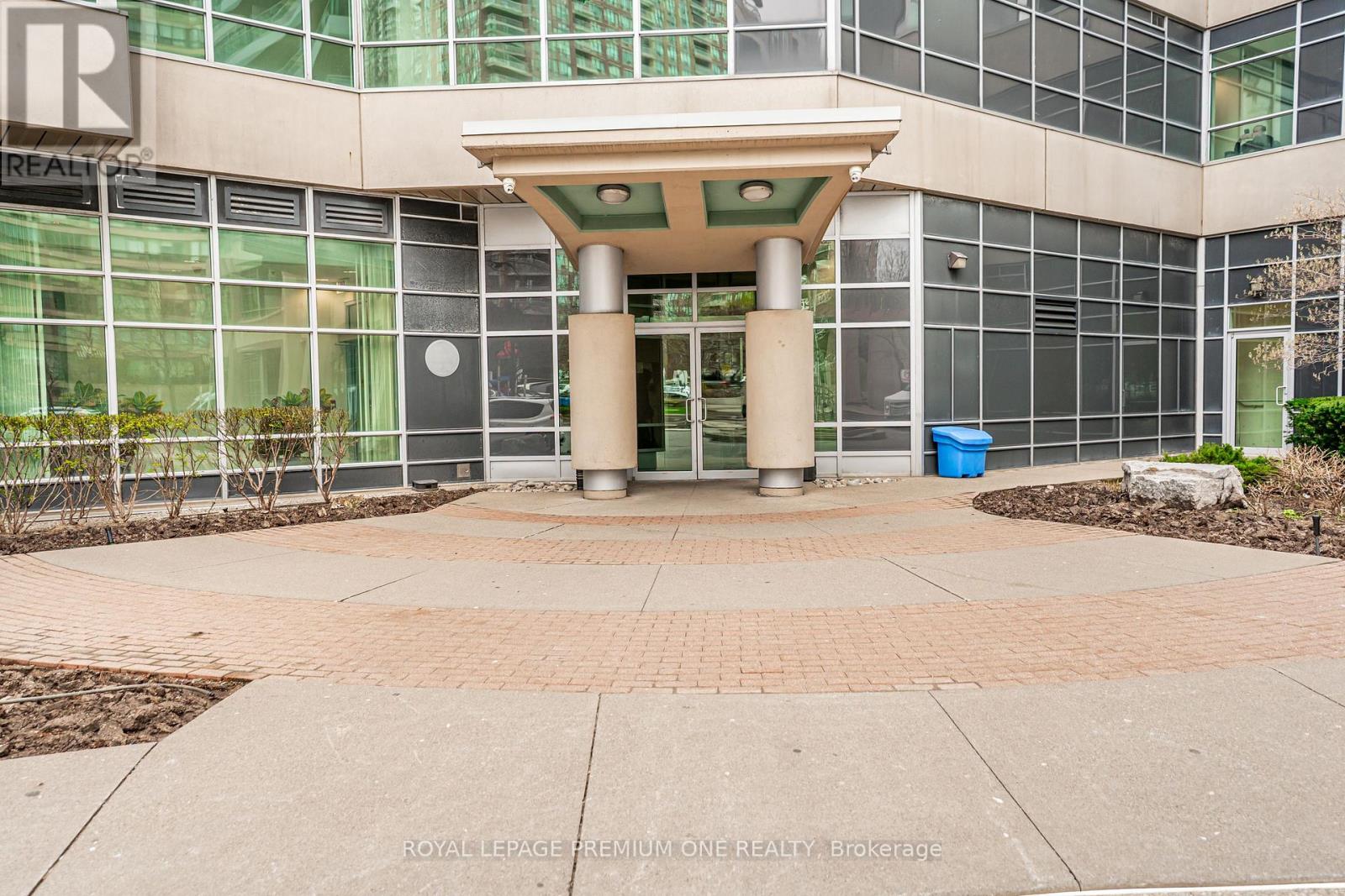 303 - 33 Elm Drive, Mississauga, Ontario  L5B 4M2 - Photo 2 - W13071062
