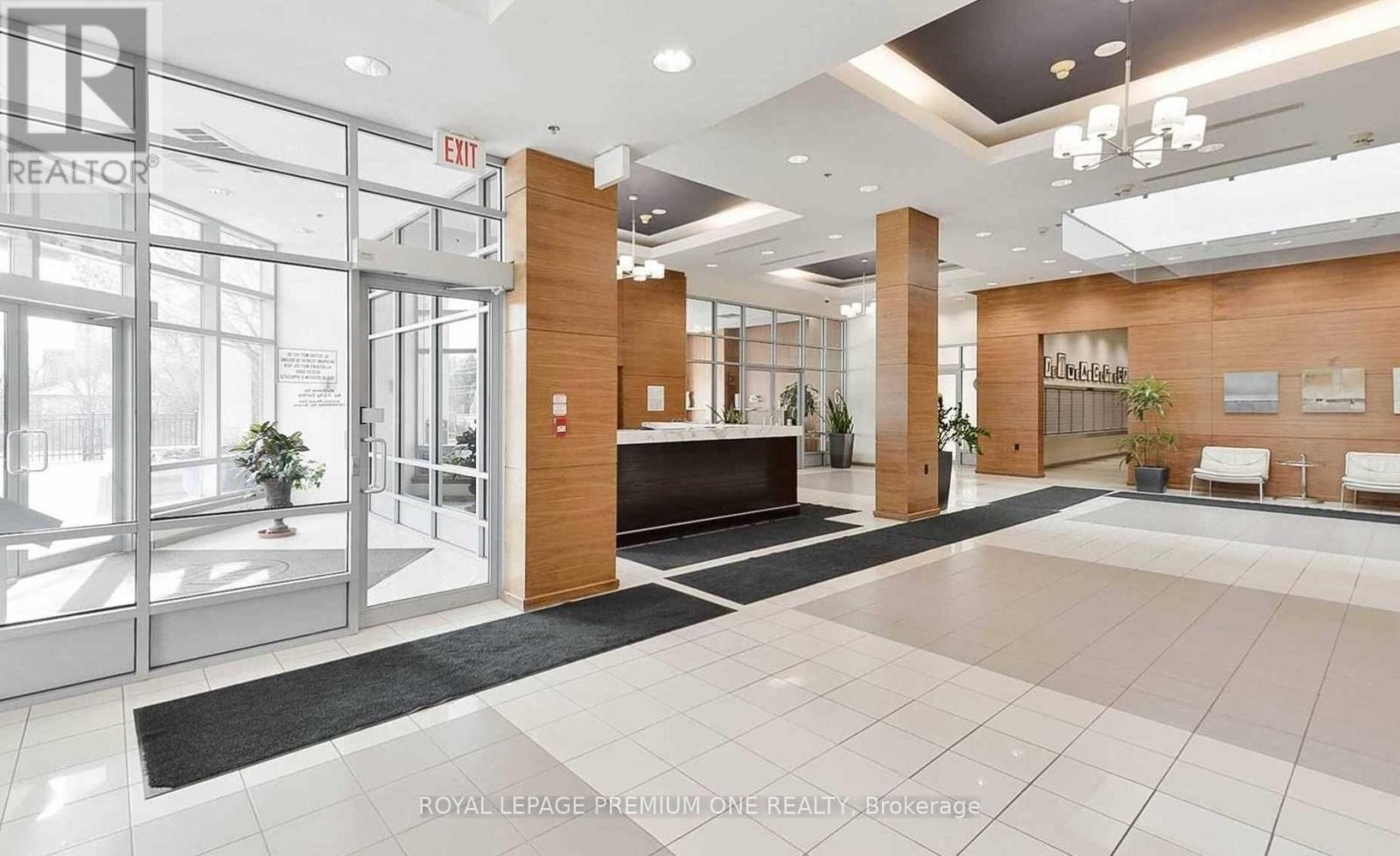 303 - 33 Elm Drive, Mississauga, Ontario  L5B 4M2 - Photo 4 - W13071062