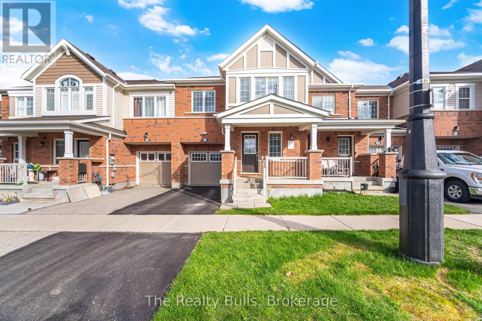 37 Lothbury Drive NW, Brampton, Ontario  L7A 4G6 - Photo 3 - W13071156