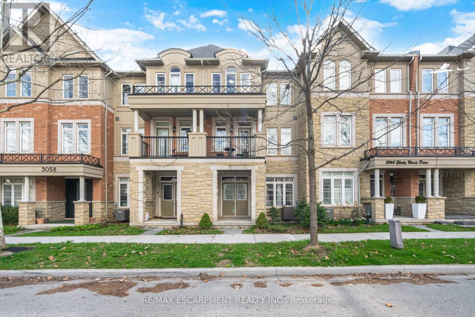 3062 Eberly Woods Drive, Oakville, Ontario  L6M 0T5 - Photo 4 - W13071258