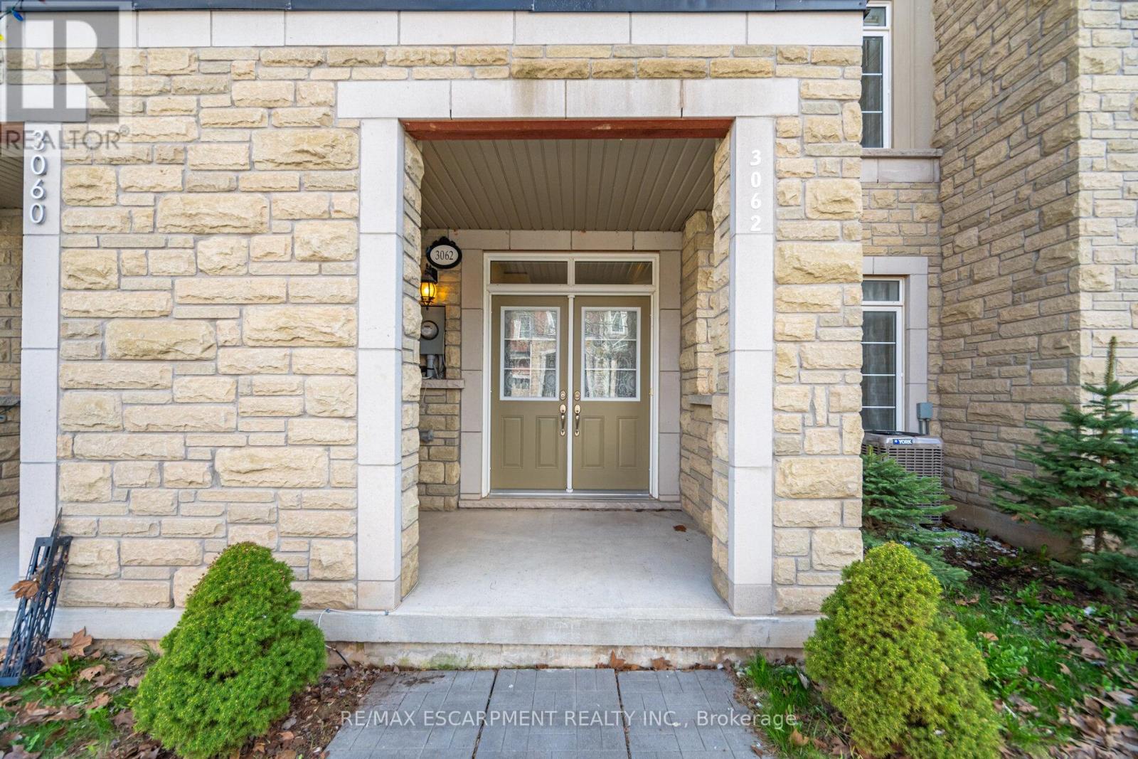 3062 Eberly Woods Drive, Oakville, Ontario  L6M 0T5 - Photo 5 - W13071258