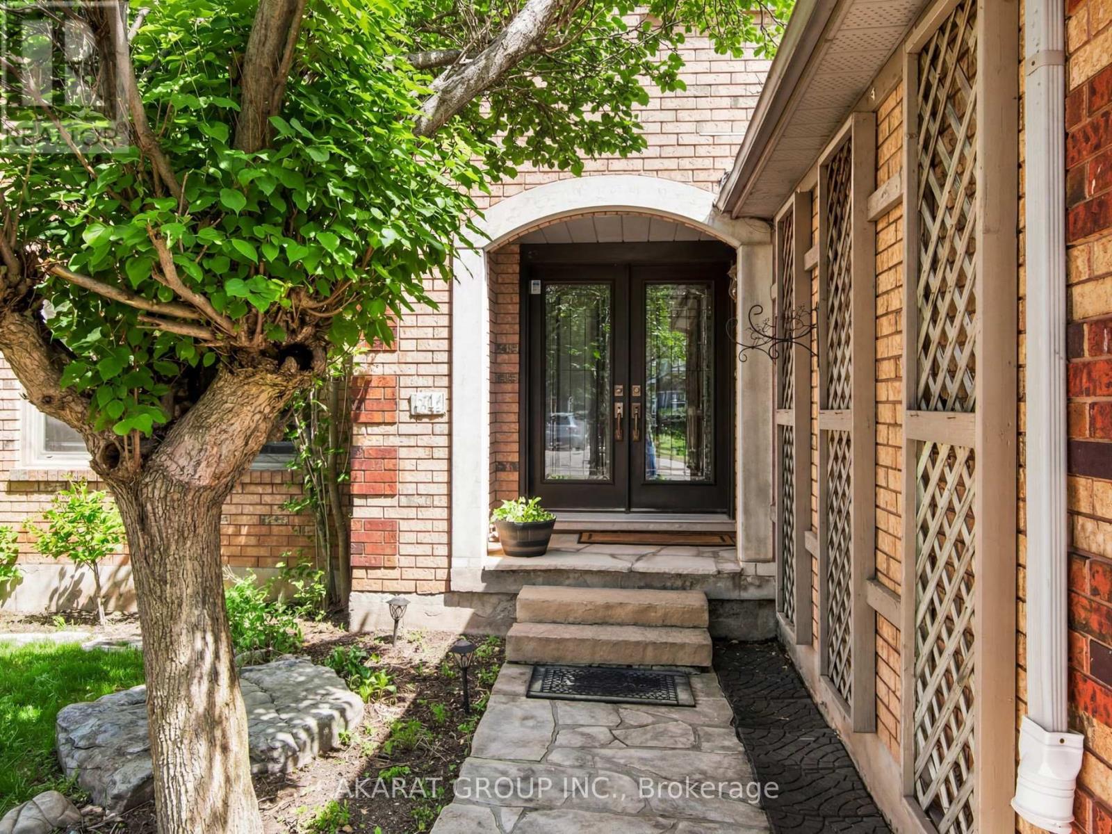 1626 Heritage Way, Oakville, Ontario  L6M 2Z4 - Photo 3 - W13071286