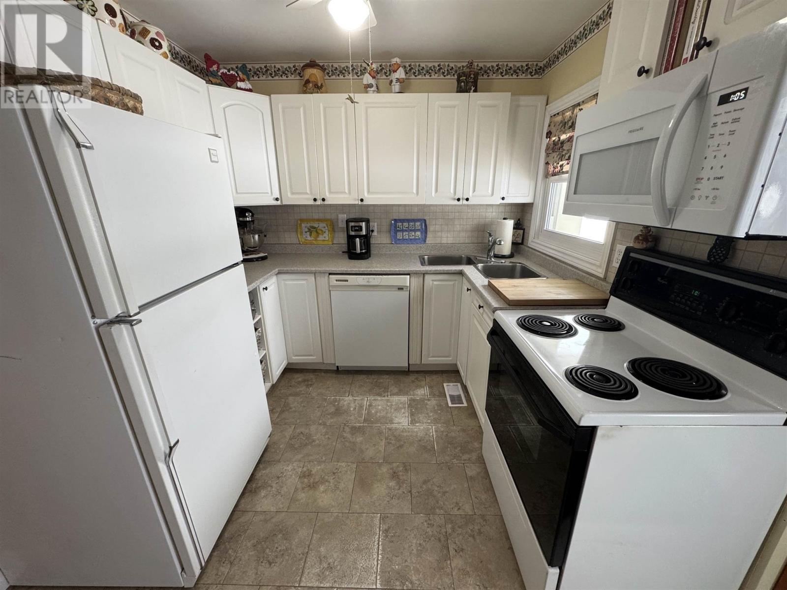 143 Dieppe Ave, Elliot Lake, Ontario  P5A 1H6 - Photo 3 - SM260689