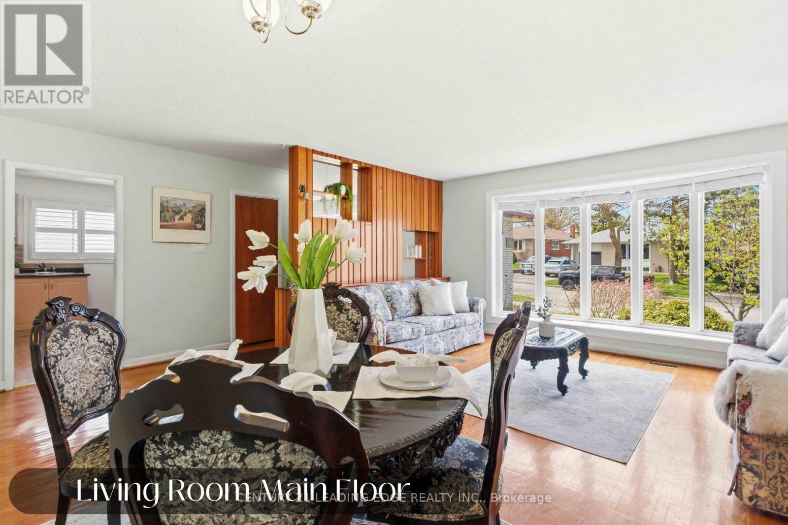 61 HOLLYHEDGE DRIVE, Toronto, Ontario