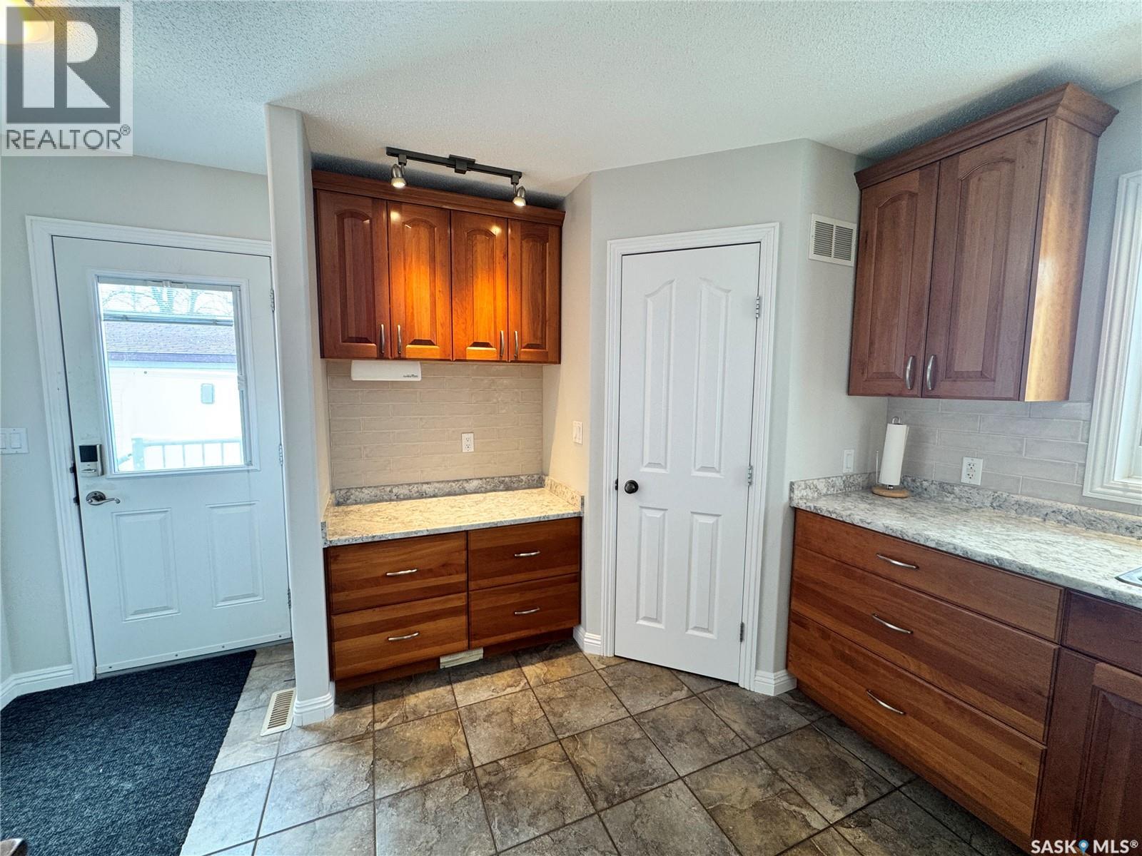 218 5th Avenue E, Biggar, Saskatchewan  S0K 0M0 - Photo 4 - SK034530