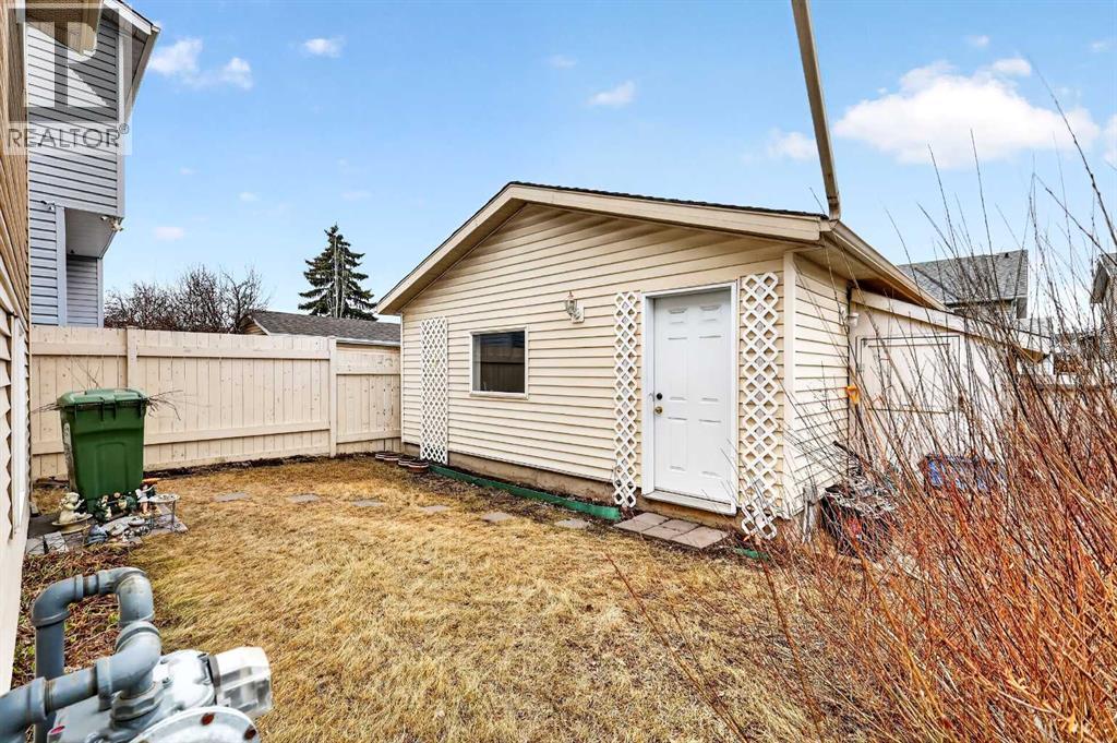 886 Erin Woods Drive SE, Calgary, Alberta  T2B 3C4 - Photo 39 - A2292202