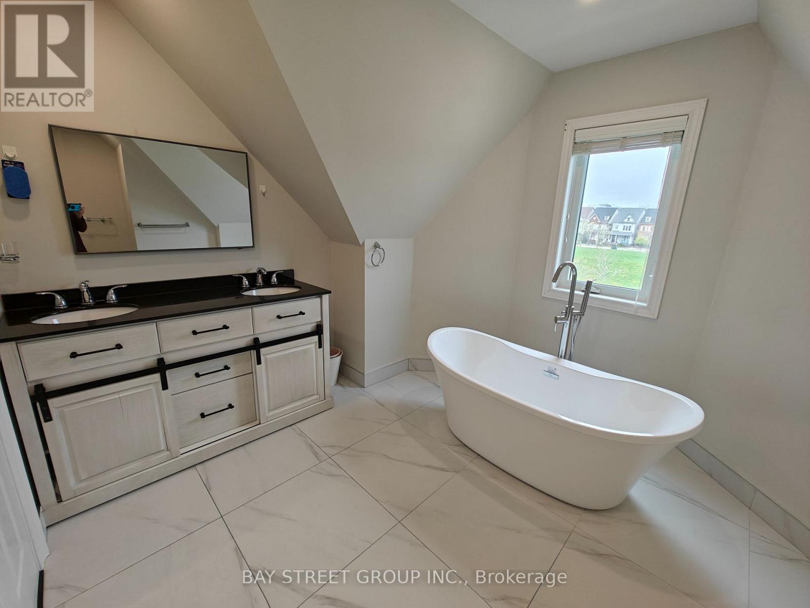 256 Glenashton Drive, Oakville, Ontario  L6H 6H5 - Photo 11 - W13071372