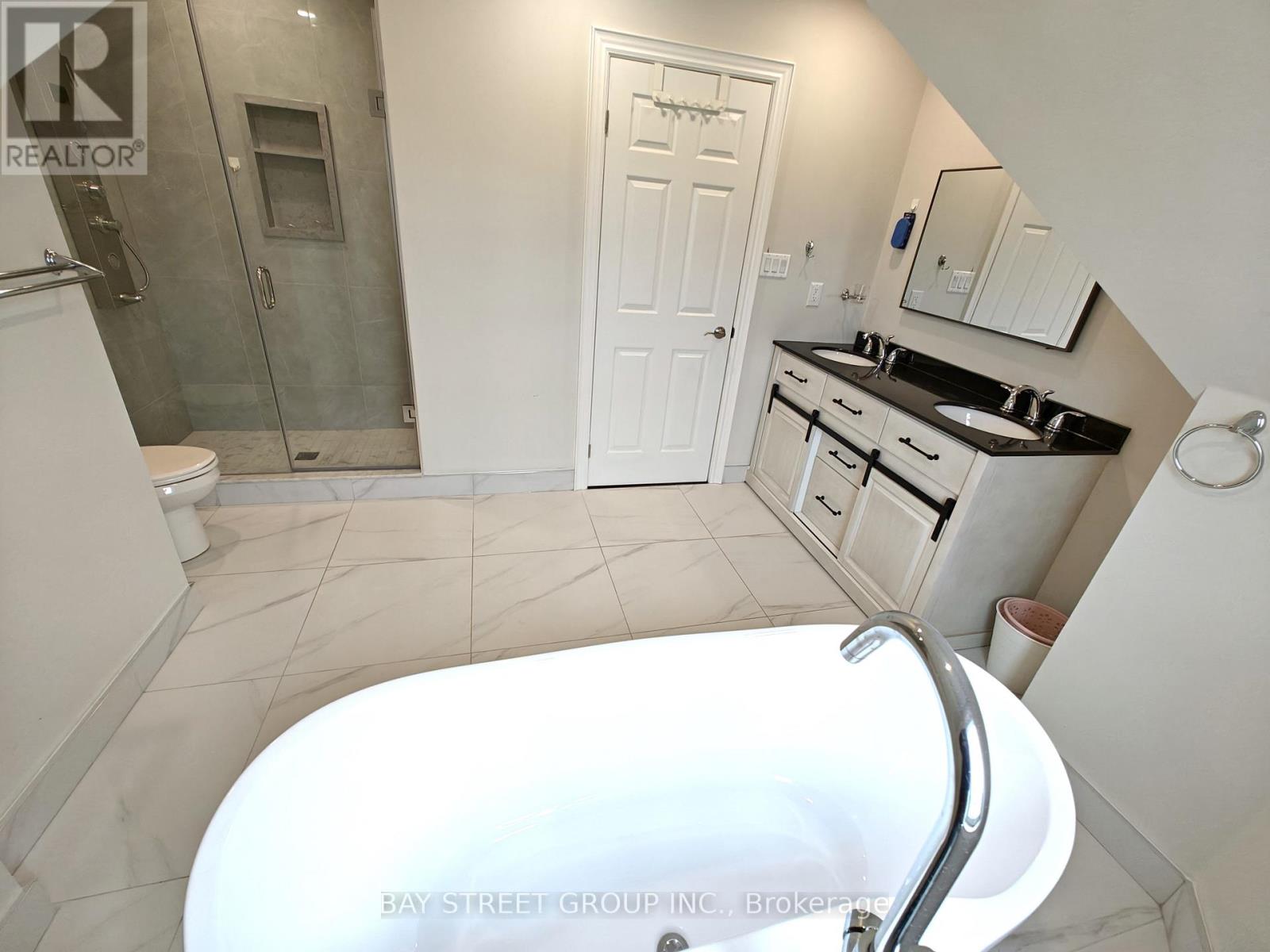 256 Glenashton Drive, Oakville, Ontario  L6H 6H5 - Photo 13 - W13071372