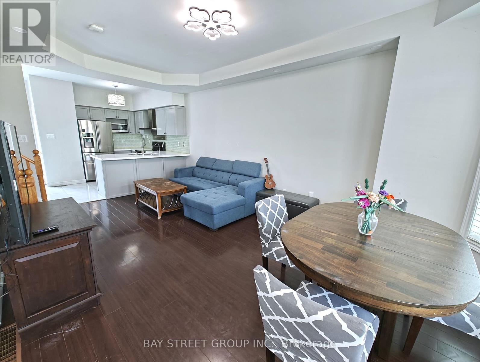 256 Glenashton Drive, Oakville, Ontario  L6H 6H5 - Photo 3 - W13071372