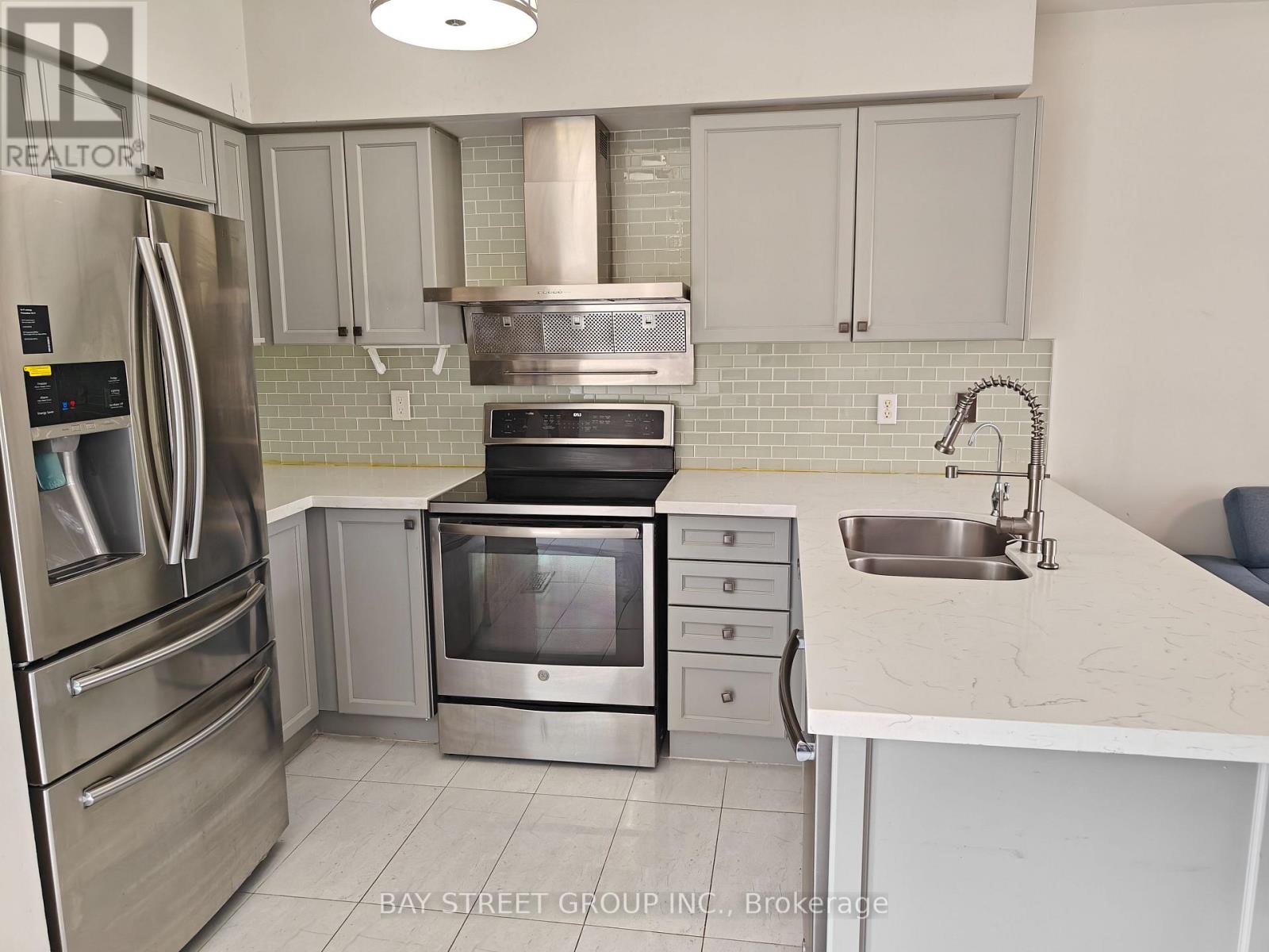 256 Glenashton Drive, Oakville, Ontario  L6H 6H5 - Photo 4 - W13071372