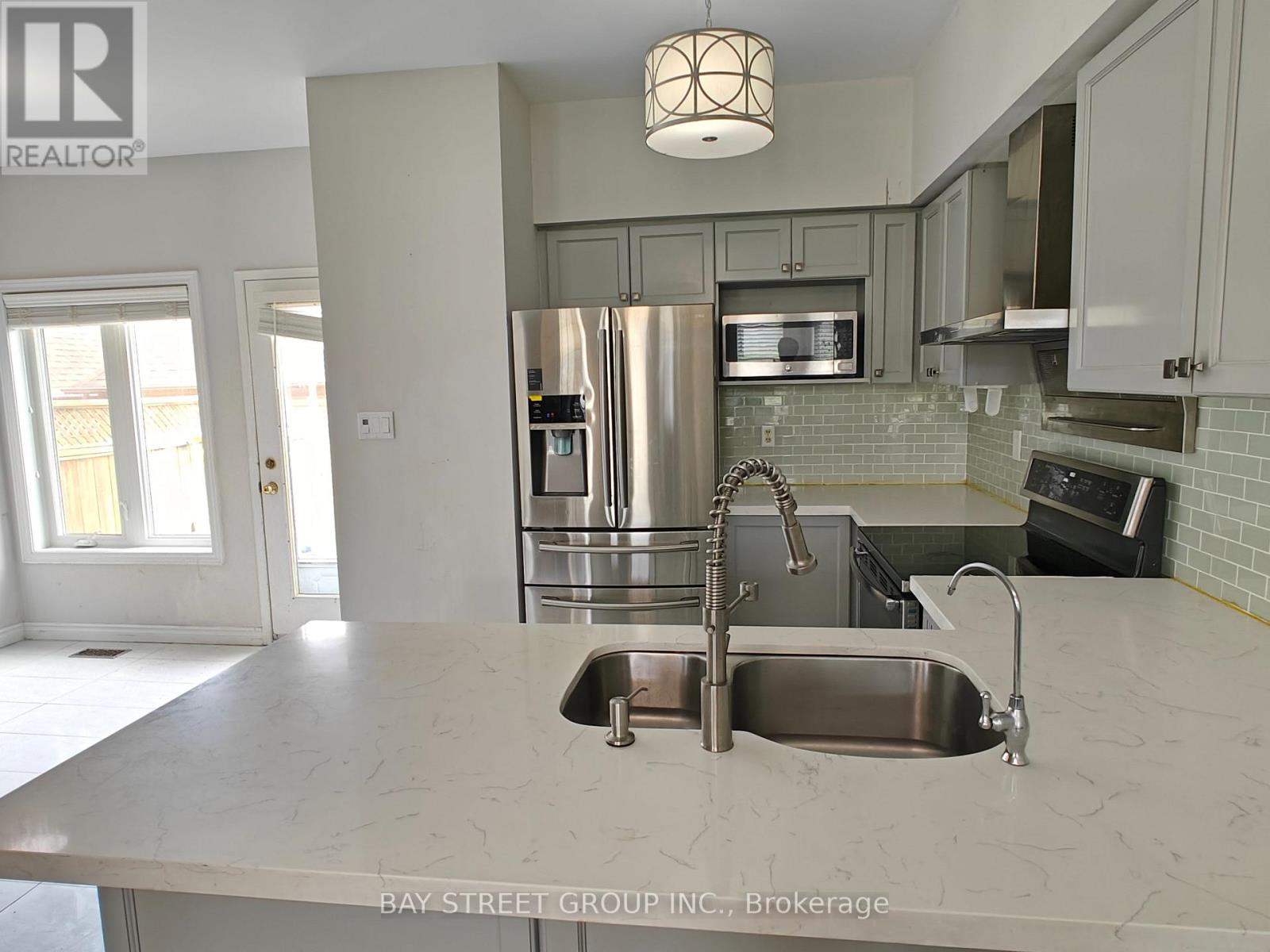 256 Glenashton Drive, Oakville, Ontario  L6H 6H5 - Photo 6 - W13071372