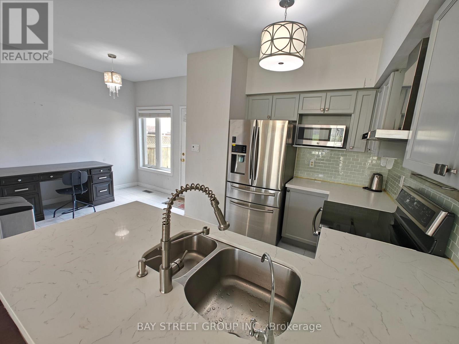 256 Glenashton Drive, Oakville, Ontario  L6H 6H5 - Photo 7 - W13071372