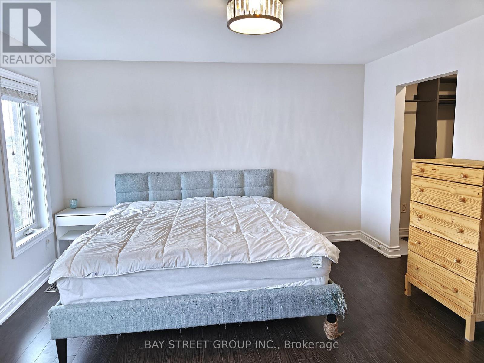 256 Glenashton Drive, Oakville, Ontario  L6H 6H5 - Photo 9 - W13071372