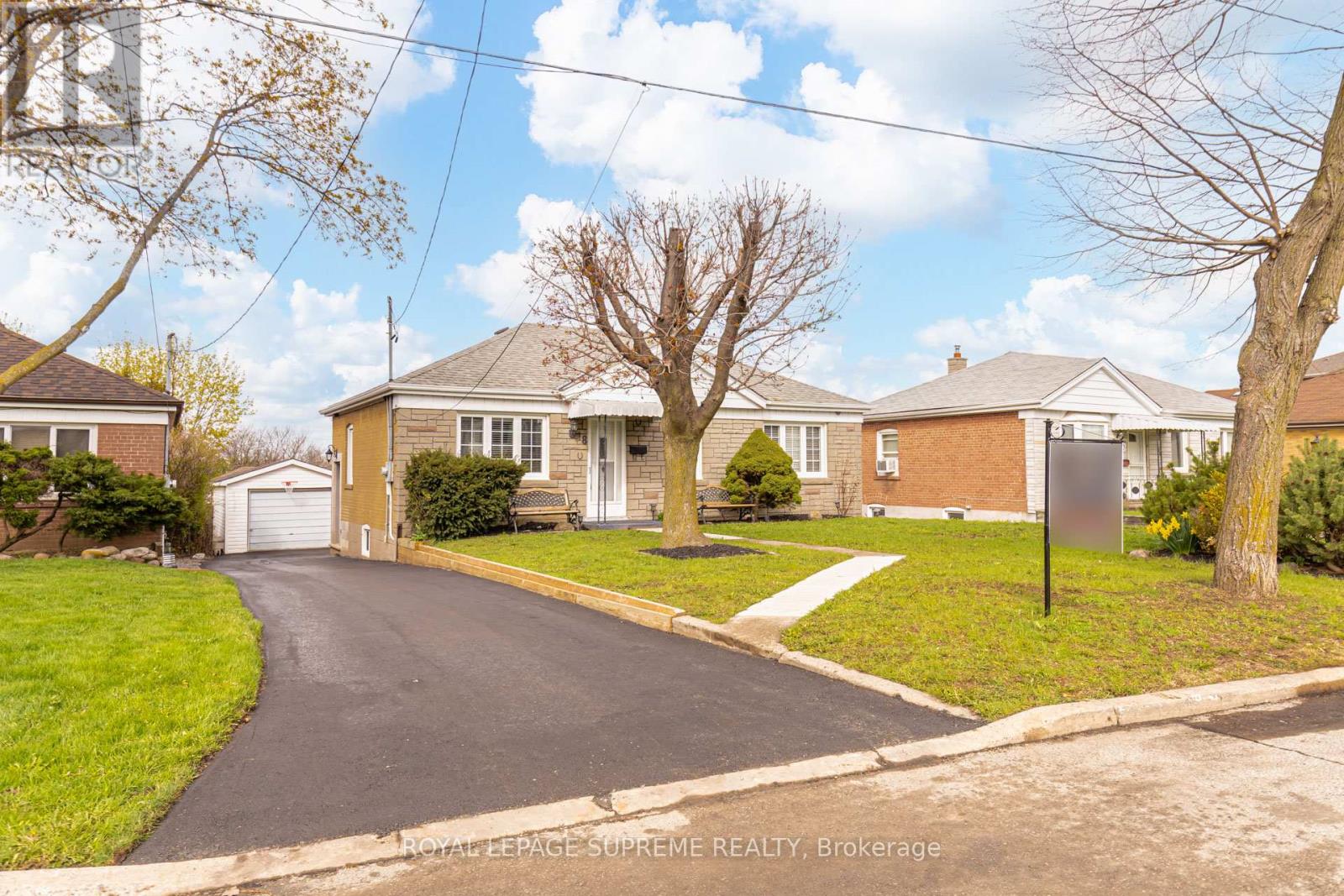 18 Fairweather Road, Toronto, Ontario  M6M 4C7 - Photo 2 - W13071380