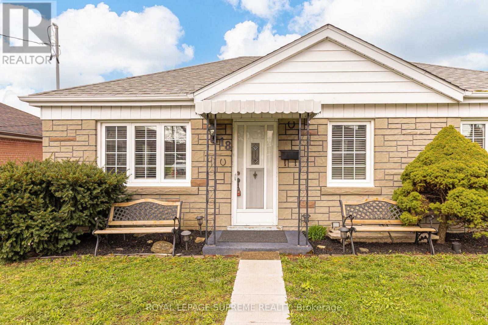 18 Fairweather Road, Toronto, Ontario  M6M 4C7 - Photo 3 - W13071380