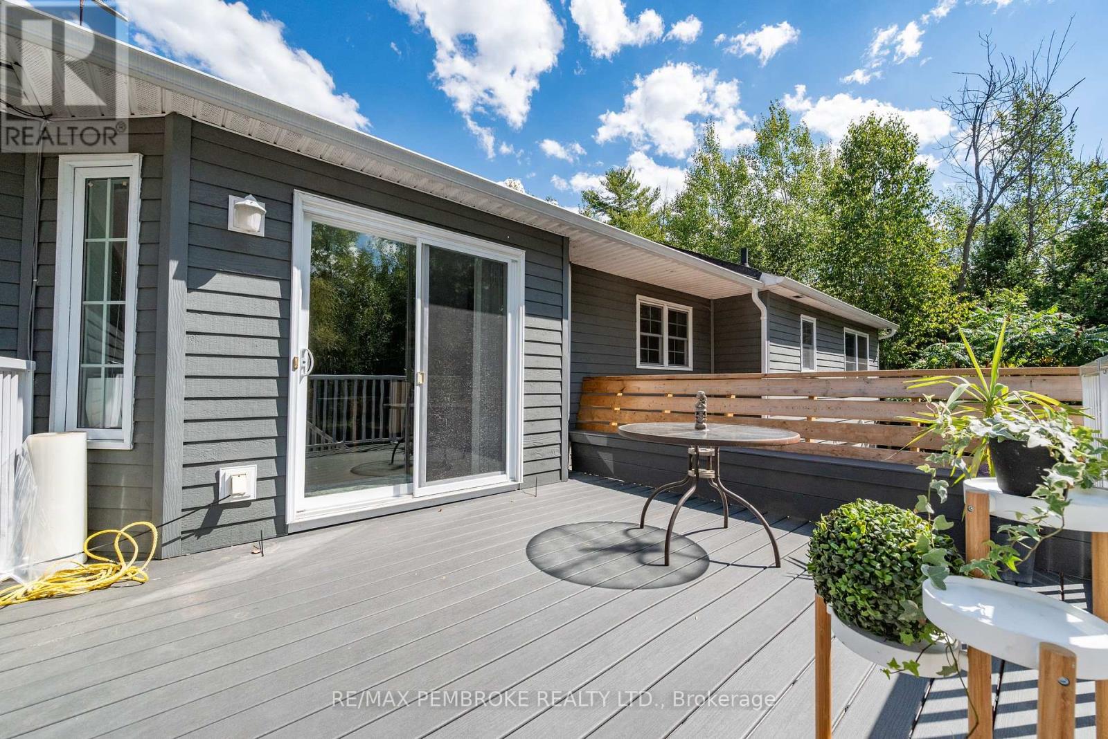 625 Forest Park Road, Laurentian Valley, Ontario  K8A 6W2 - Photo 3 - X12856154
