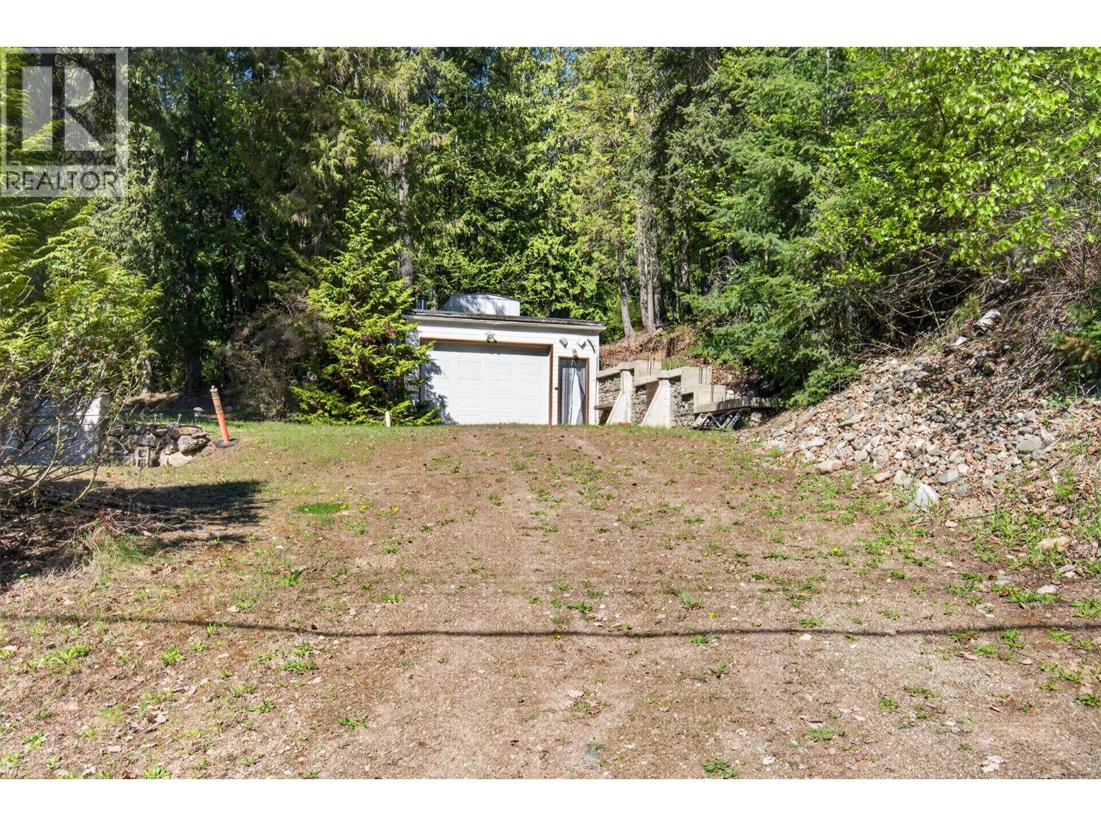 7689 Golf Course Road, Anglemont, British Columbia  V0E 1M8 - Photo 15 - 10385592