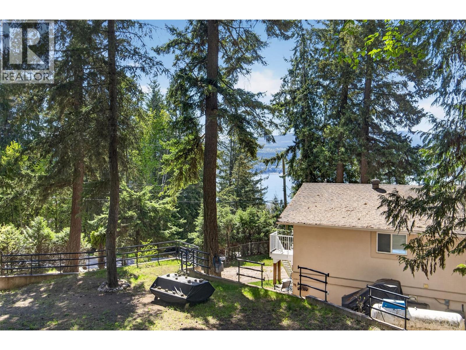 7689 Golf Course Road, Anglemont, British Columbia  V0E 1M8 - Photo 21 - 10385592