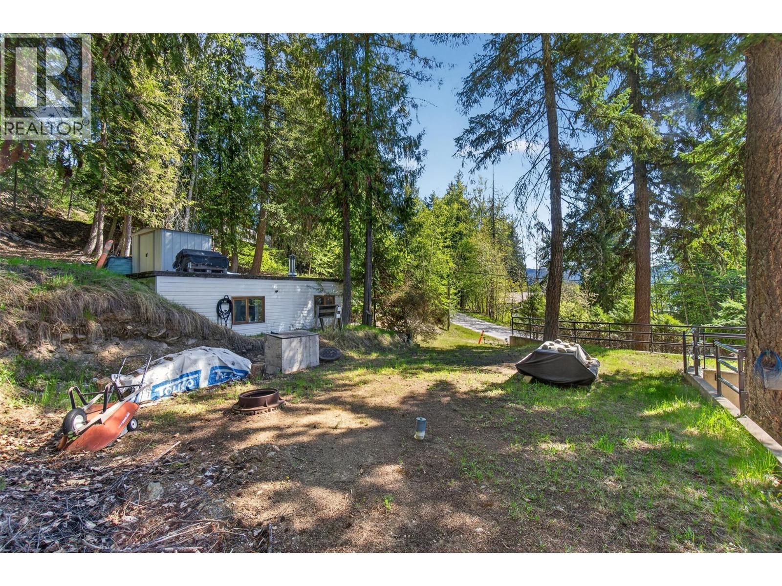 7689 Golf Course Road, Anglemont, British Columbia  V0E 1M8 - Photo 27 - 10385592