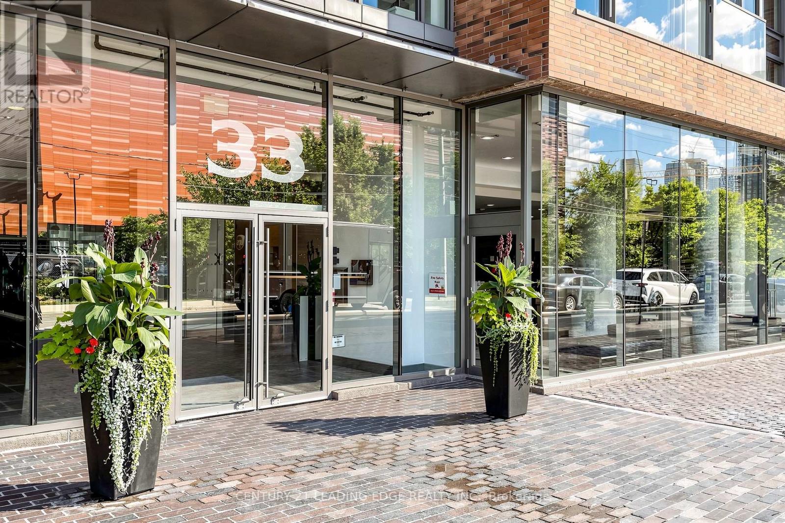 <div class="slider-price">$749,900</div><p>210 - 33 Mill Street, Toronto, Ontario</p>