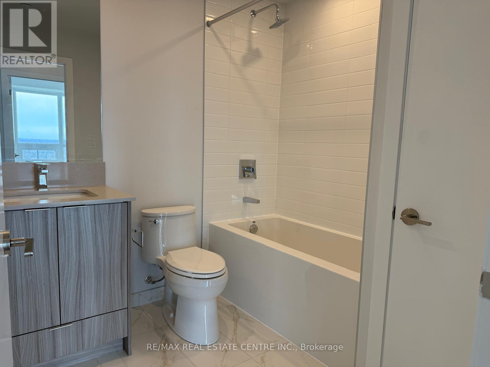 1007 - 430 Square One Drive, Mississauga, Ontario  L5B 0L6 - Photo 3 - W13071504