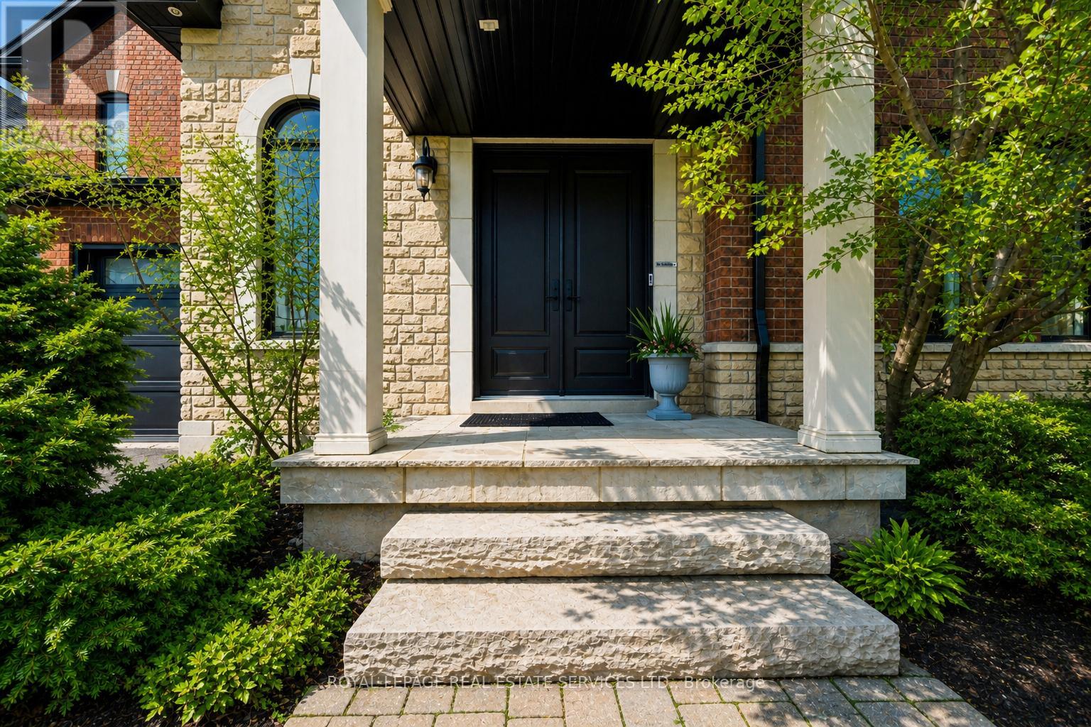 2264 Woodbriar Court, Oakville, Ontario  L6M 4Z4 - Photo 4 - W13071506