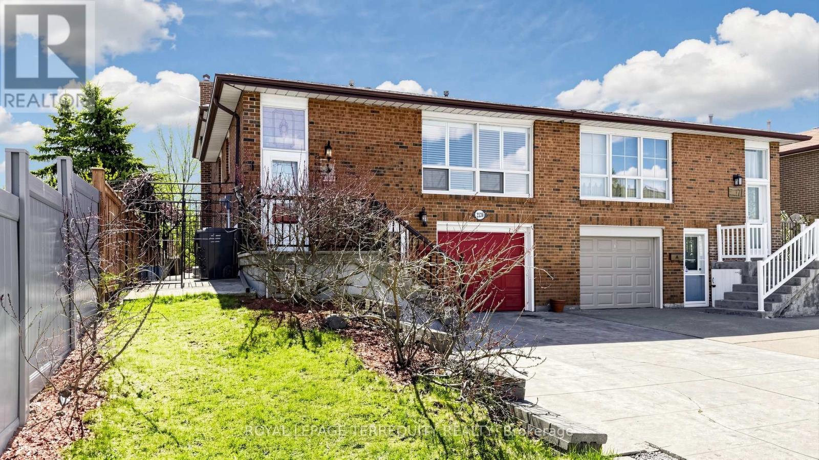 2526 Kingsberry Crescent, Mississauga, Ontario  L5B 2K5 - Photo 2 - W13071618