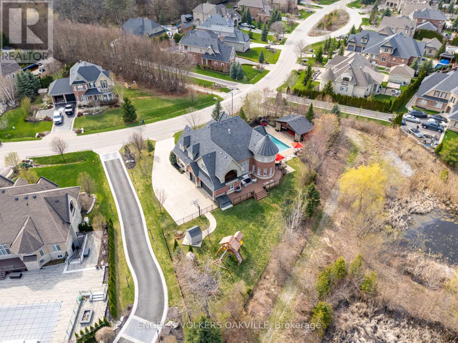 33 Barraclough Boulevard, Halton Hills, Ontario  L7G 0E8 - Photo 4 - W13071770