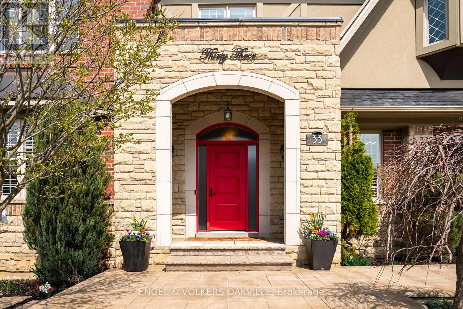 33 Barraclough Boulevard, Halton Hills, Ontario  L7G 0E8 - Photo 8 - W13071770