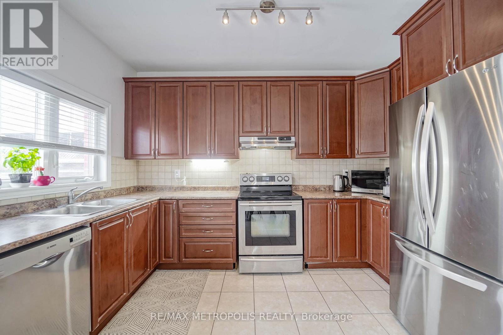 58 Lady Loretta Lane, Vaughan, Ontario  L6A 4E9 - Photo 9 - N12899604