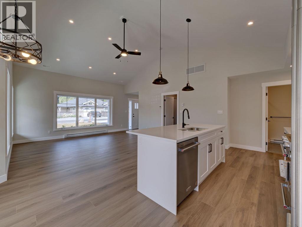 808 Gerussi Lane, Gibsons, British Columbia  V0N 1V7 - Photo 14 - R3118387