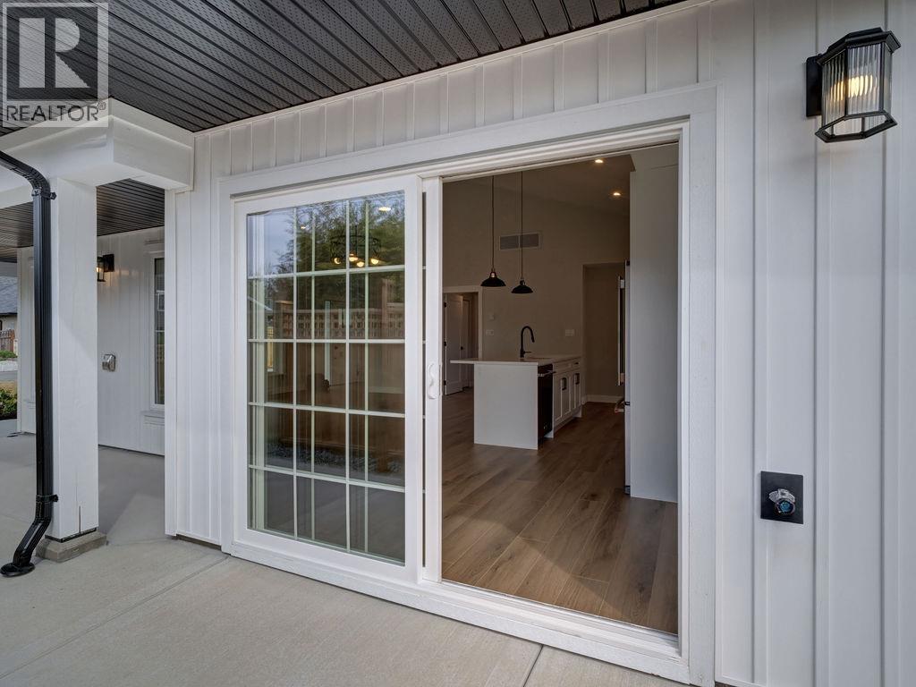 808 Gerussi Lane, Gibsons, British Columbia  V0N 1V7 - Photo 29 - R3118387