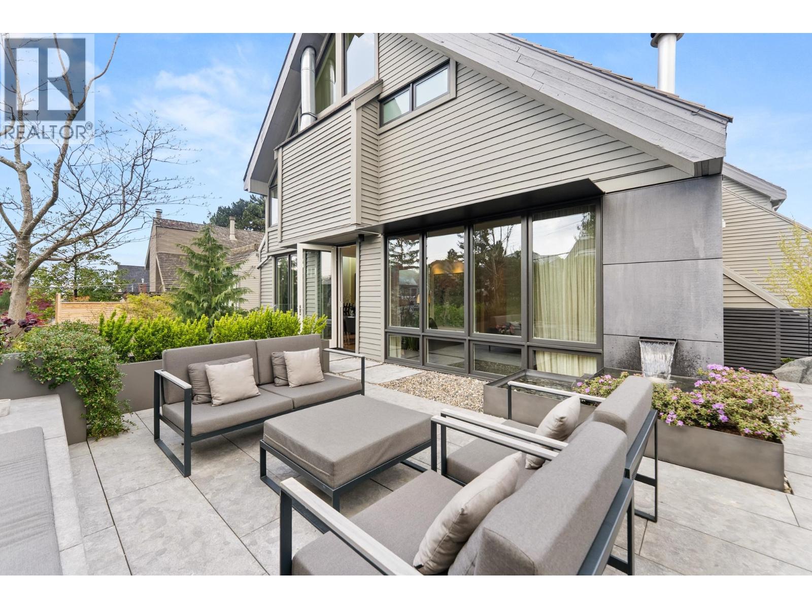 2564 W 1st Avenue, Vancouver, British Columbia  V6K 1G7 - Photo 1 - R3115693