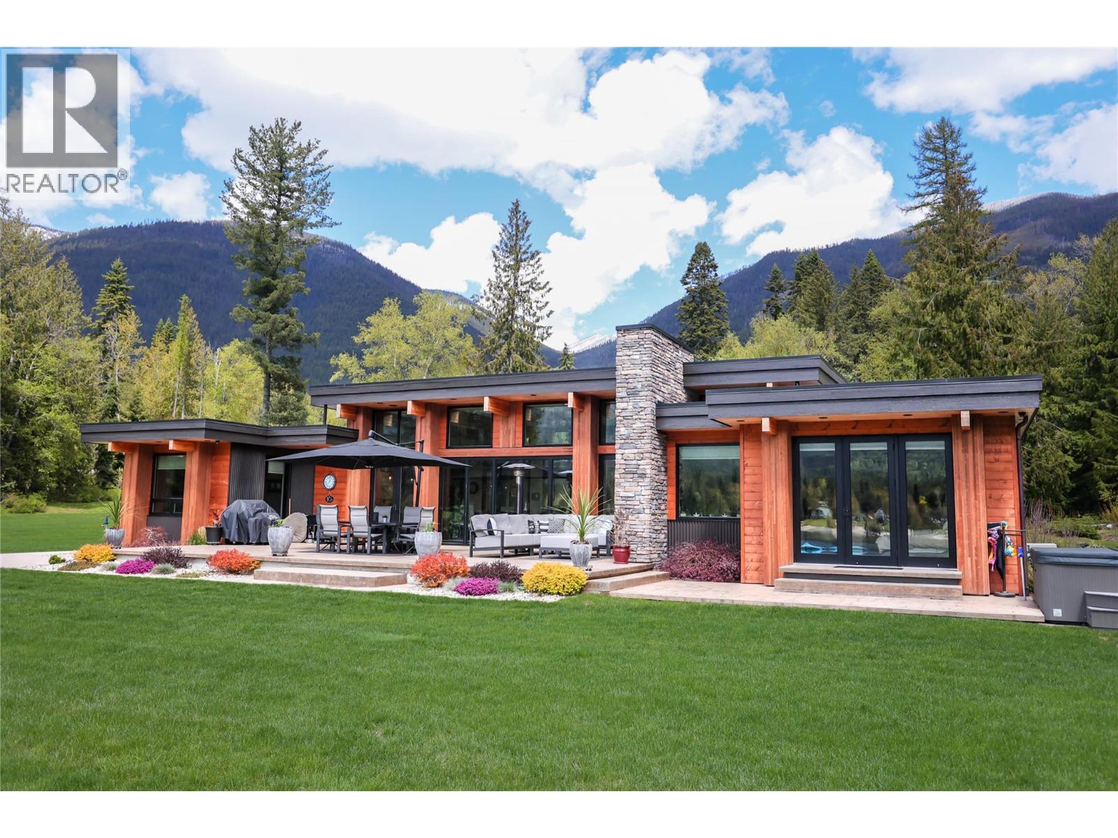 6133 PIPPERS Lane, Nelson, British Columbia