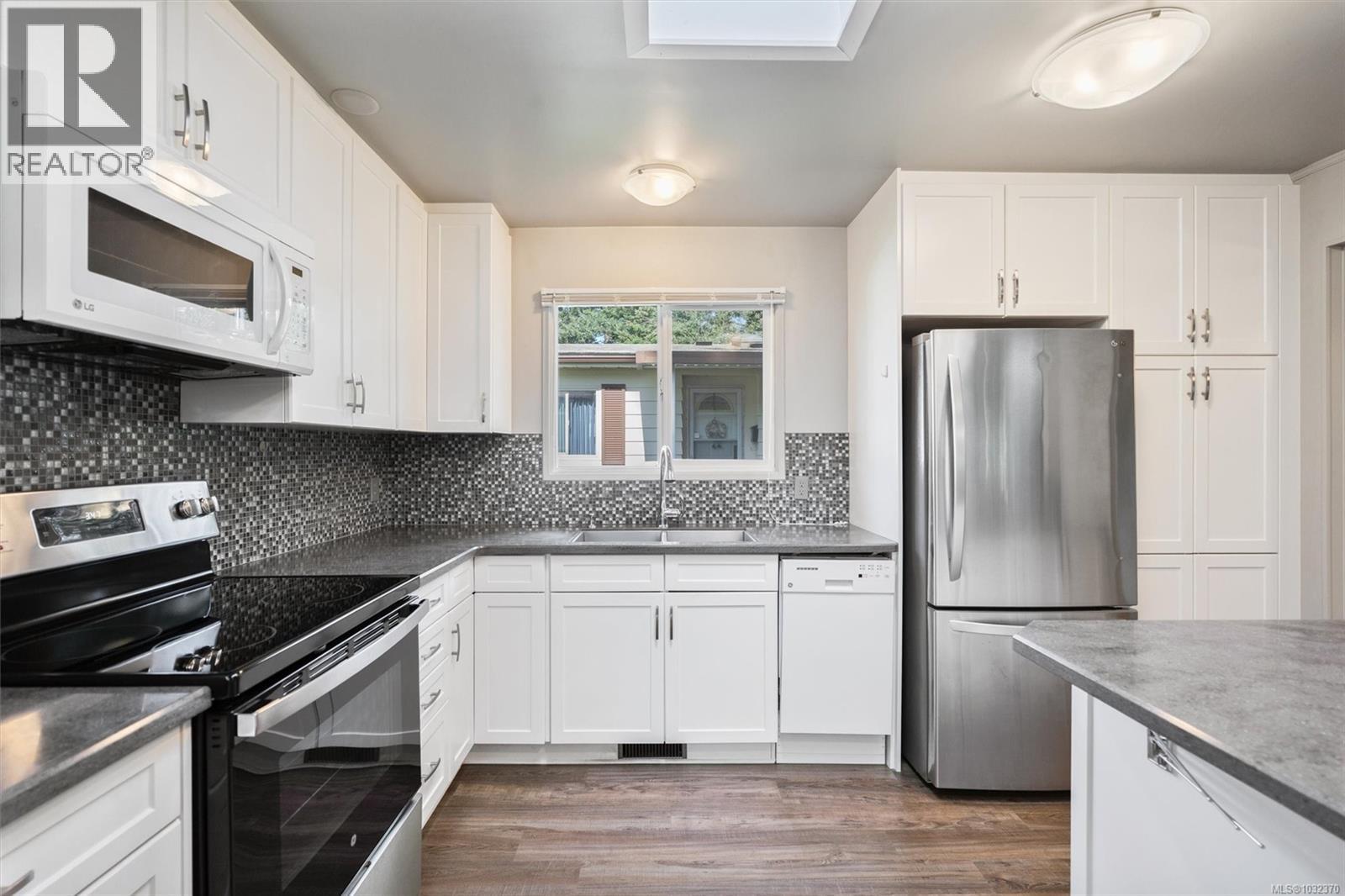 2111 Summergate Blvd, Sidney, British Columbia  V8L 4K9 - Photo 7 - 1032370