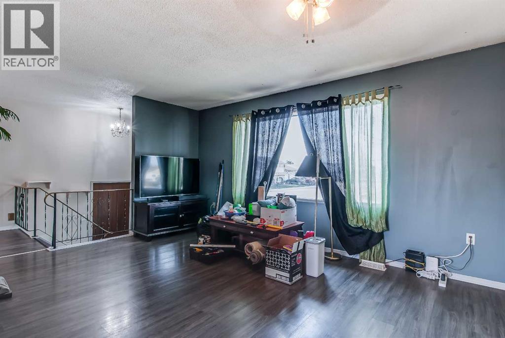 375 18 Street Ne, Medicine Hat, Alberta  T1C 1A7 - Photo 4 - A2305760