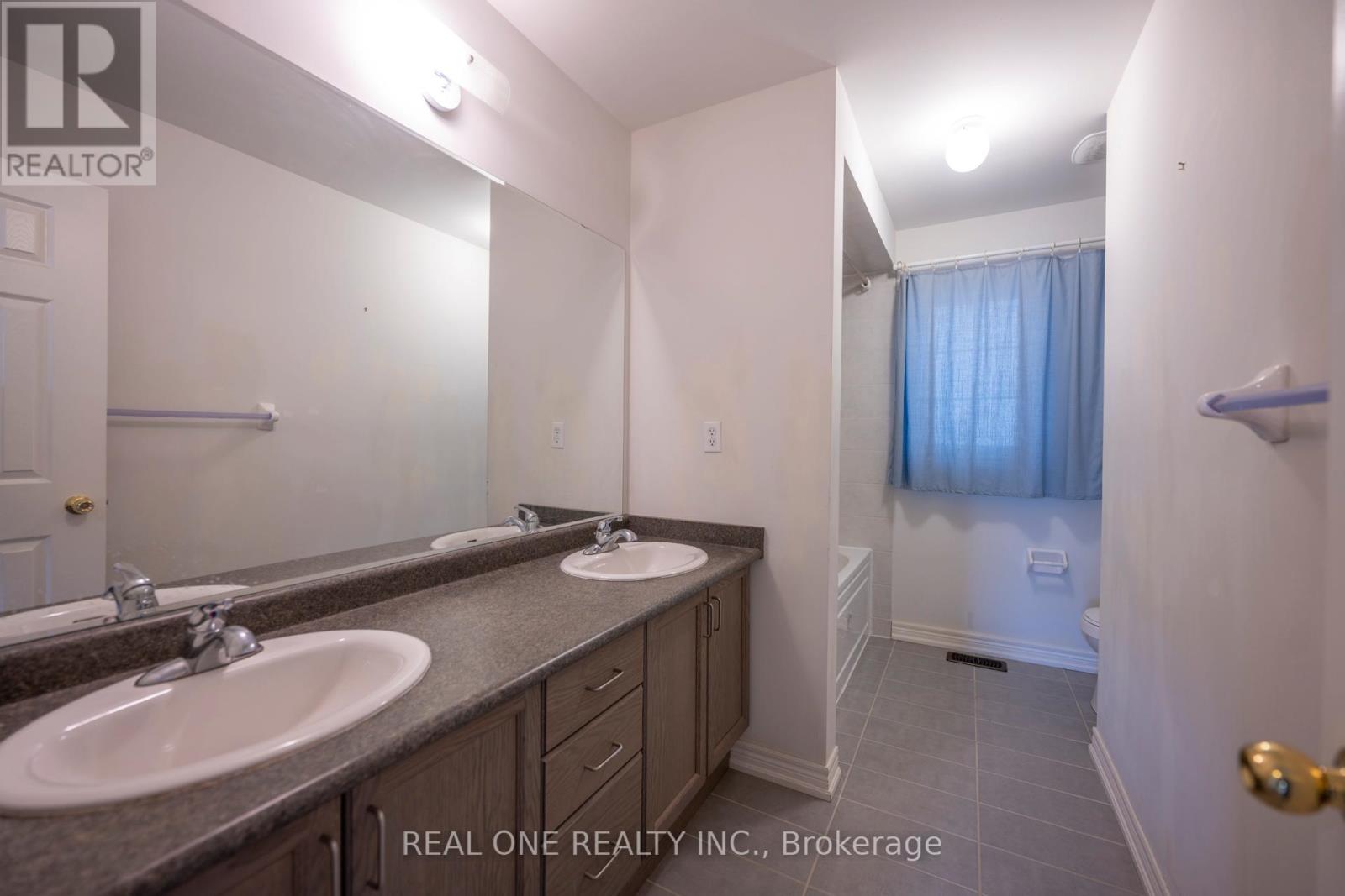 1136 Cenotaph Boulevard, Newmarket, Ontario  L3X 0A7 - Photo 17 - N12954826